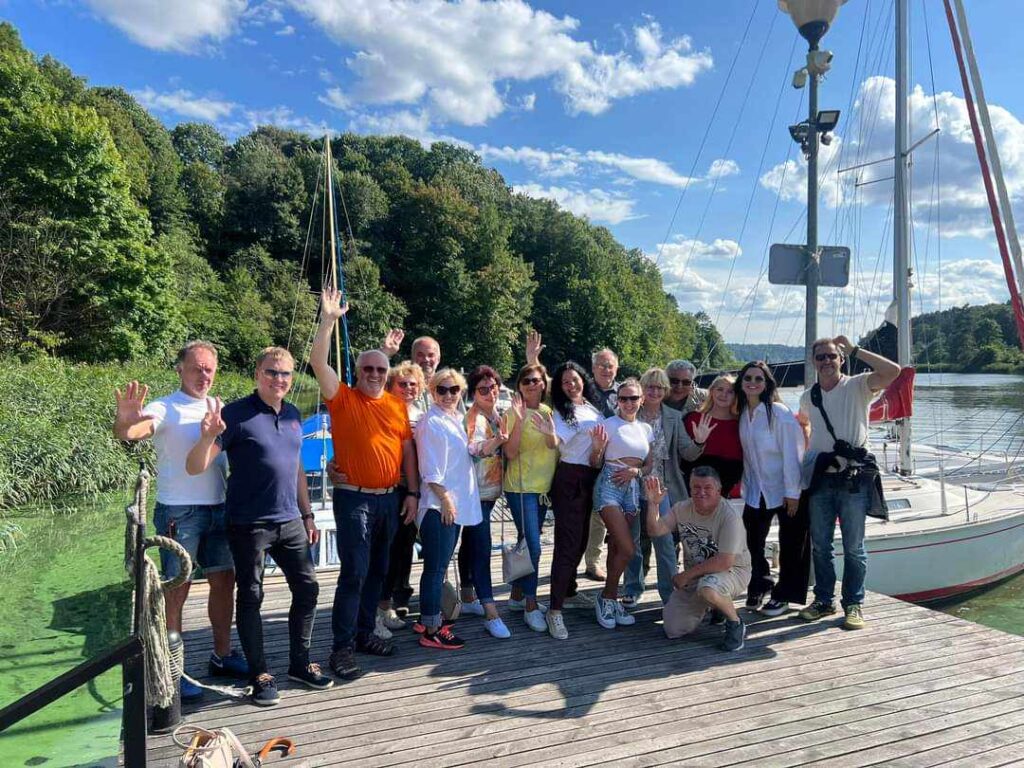 Roma Janušonienė su bičiuliais prieplaukoje