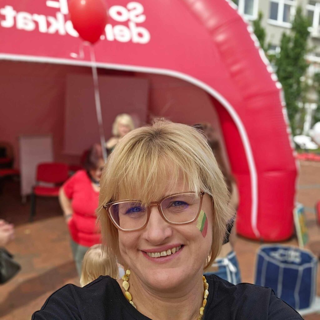 Roma Janušonienė su Lietuvos trispalve ant skruosto