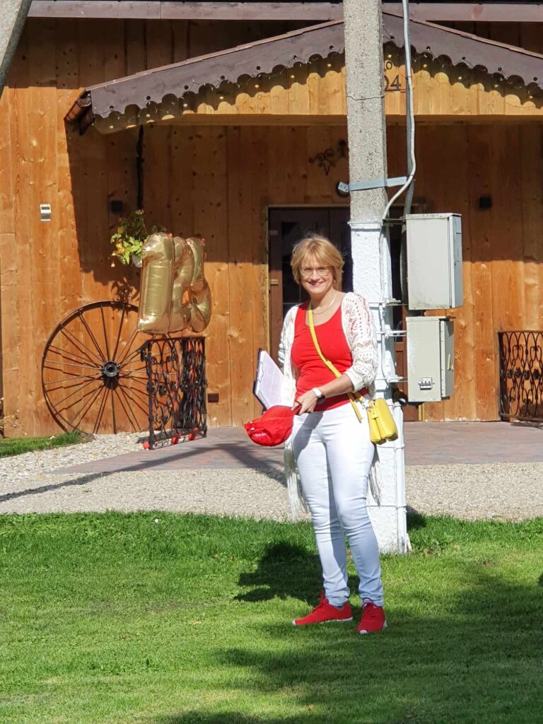 Roma Janušonienė kaimo sodyboje