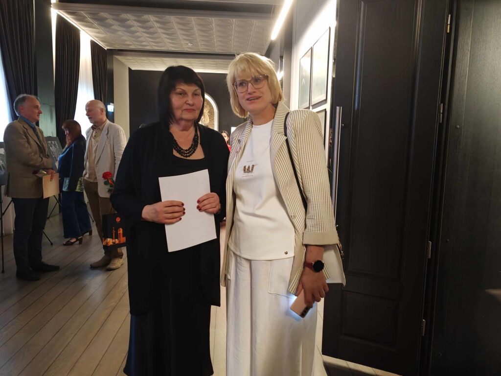 Roma Janušonienė ir renginio vedėja