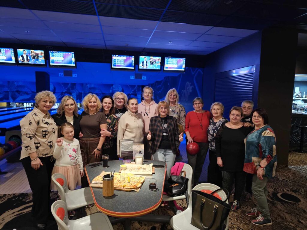 Roma Janušonienė su moterų draugija boulinge