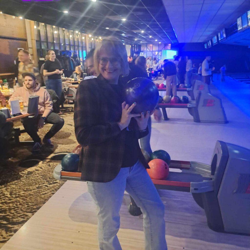 Roma Janušonienė ruošiasi ridenti boulingo kamuolį