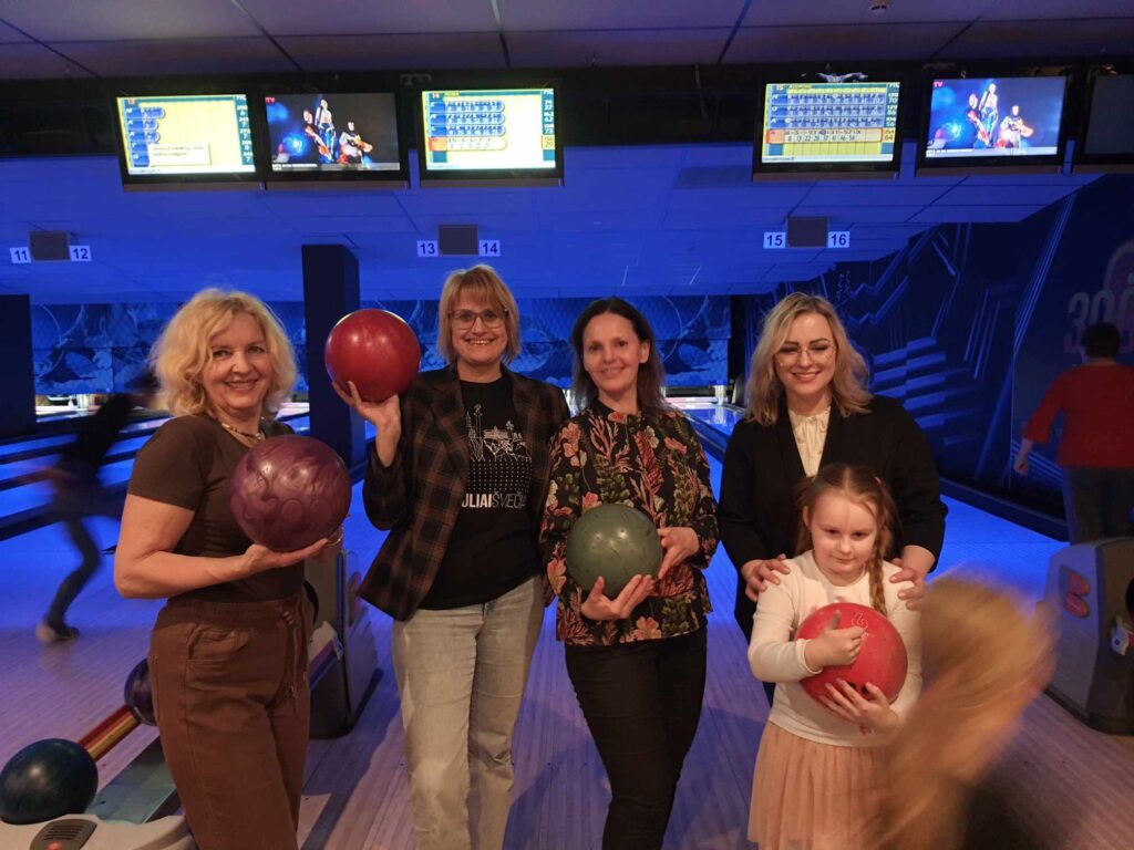 Roma Janušonienė su moterų draugija boulinge