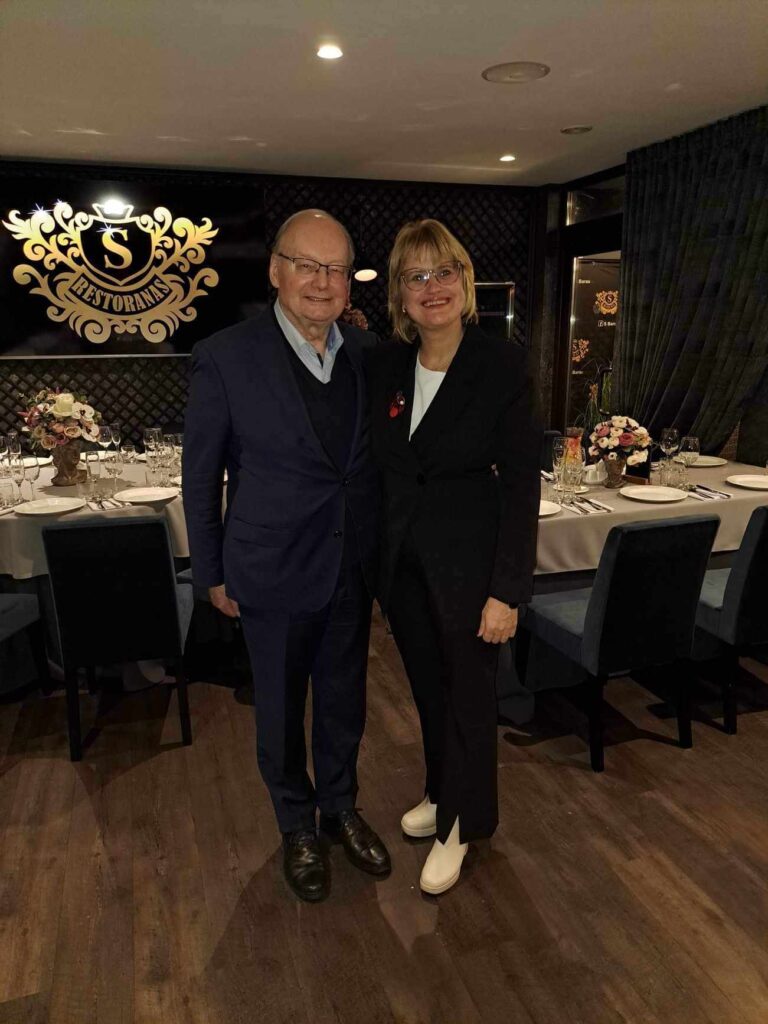 Roma Janušonienė ir Česlovas Juršėnas kavinėje