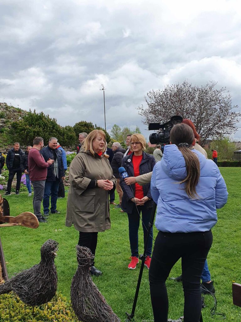 Roma Janušonienė ir Vilija Blinkevičiūtė duoda interviu žurnalistams