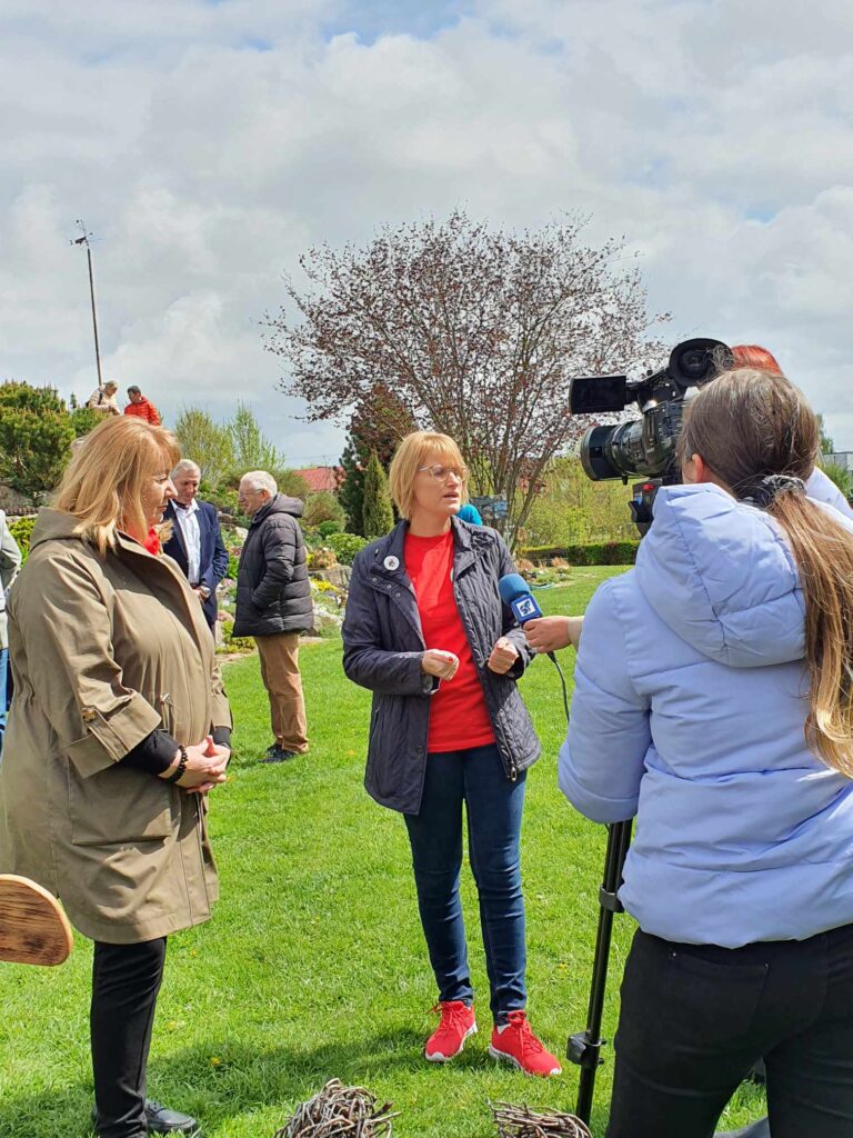 Roma Janušonienė ir Vilija Blinkevičiūtė duoda interviu žurnalistams