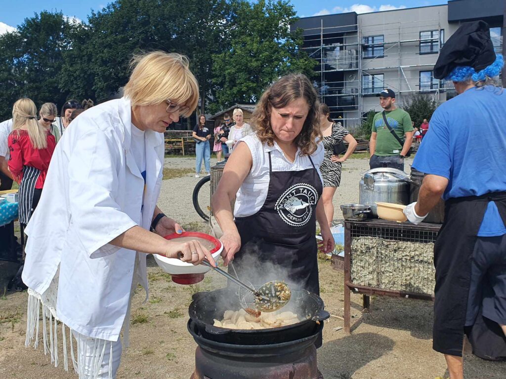 Roma Janušonienė prie lauko virtuvės