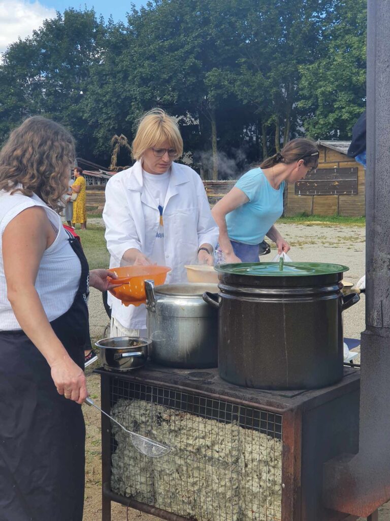 Roma Janušonienė prie lauko virtuvės