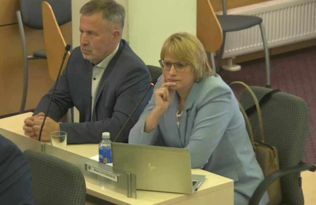 Roma Janušonienė ir Edvardas Žakaris Tarybos posėdyje