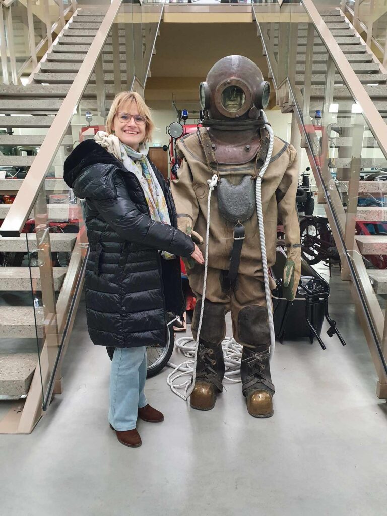 Roma Janušonienė prie meninio eksponato