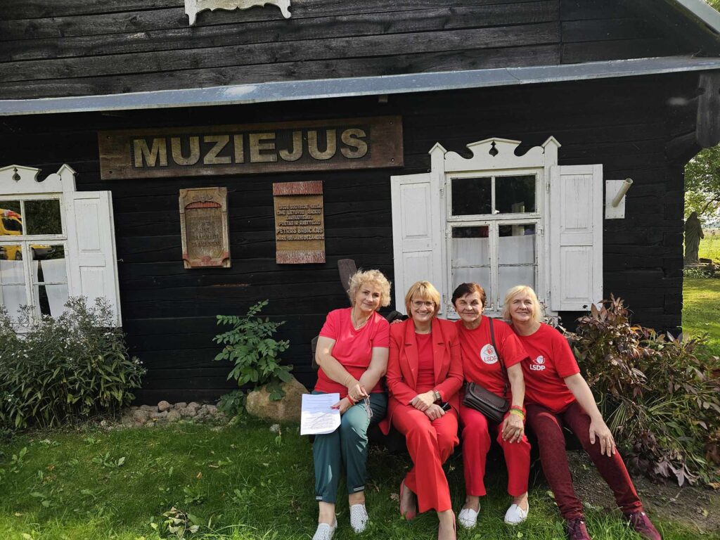 Roma Janušonienė su partijos narėmis prie muziejaus