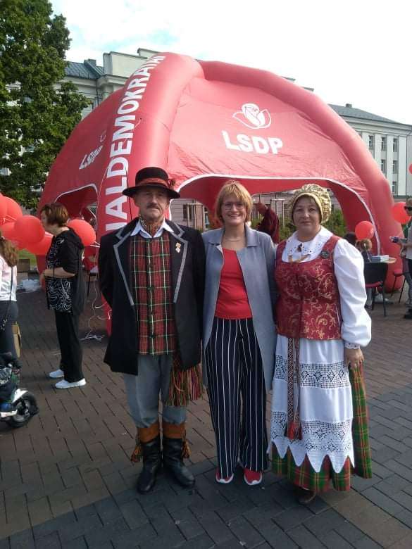 Roma Janušonienė ir pora tautiniais drabužiais