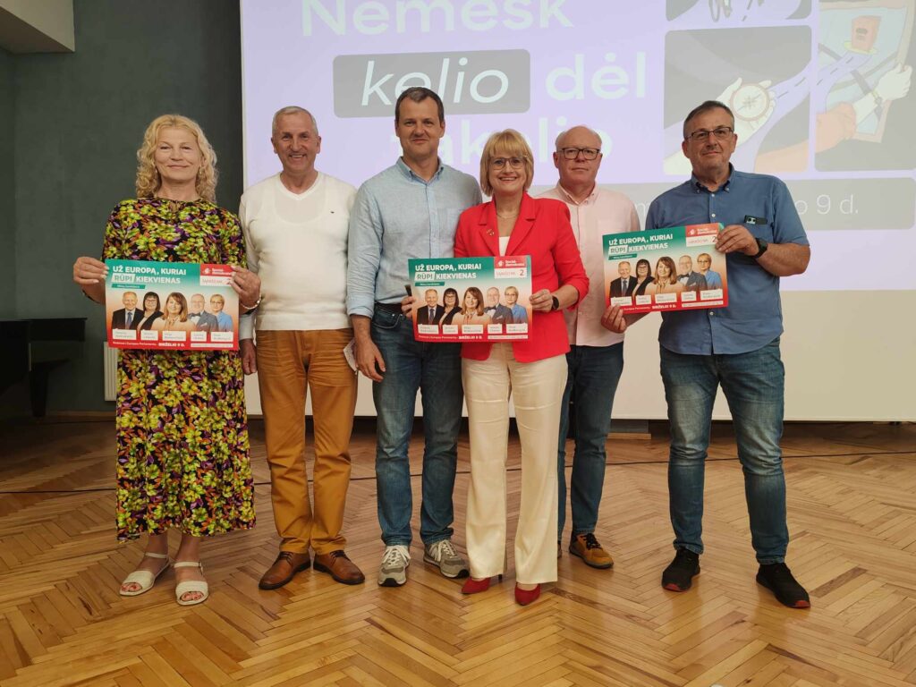 Roma Janušonienė su partijos nariais prieš rinkimus į Europos Parlamentą