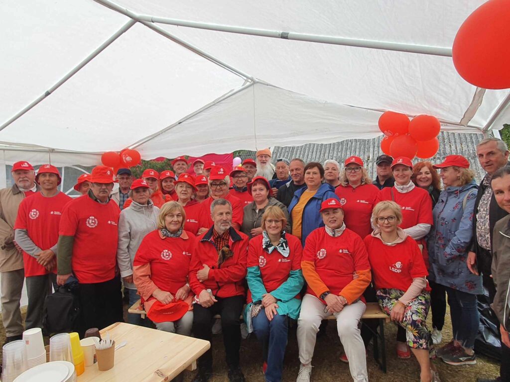 Roma Janušonienė su partijos nariais palapinėje