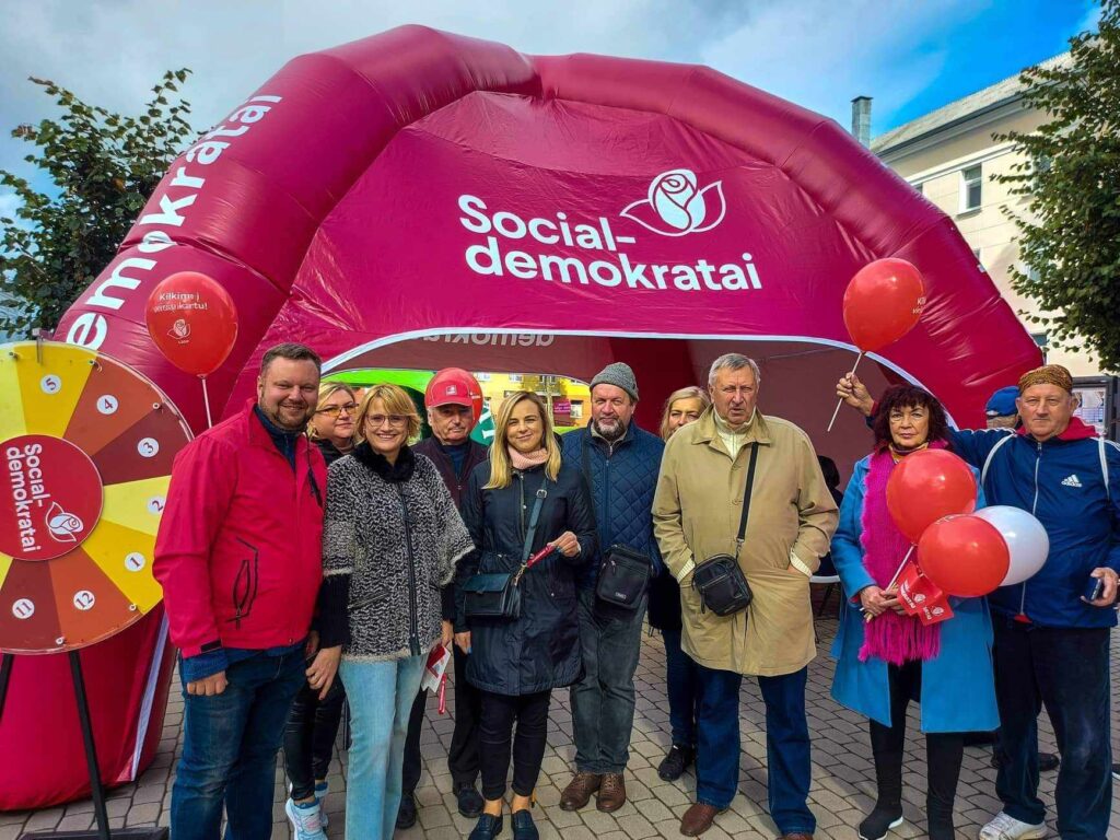 Roma Janušonienė su partijos nariais prie Socialdemokratų palapinės