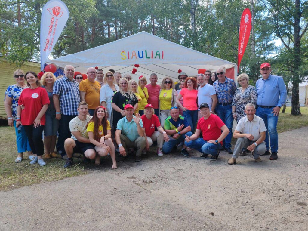 Roma Janušonienė su partijos nariais gamtoje