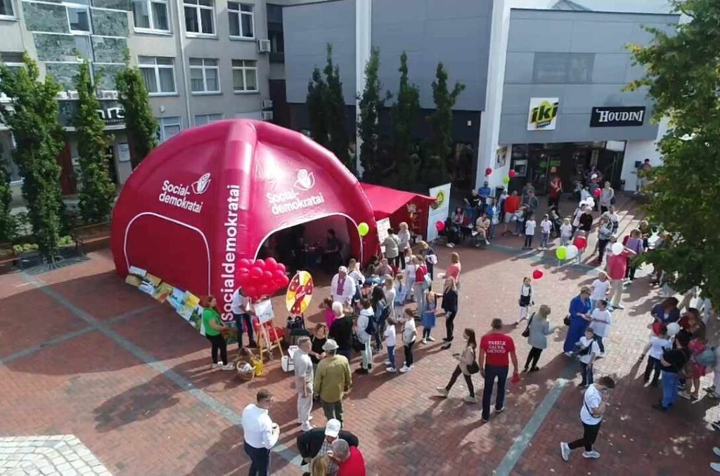 Roma Janušonienė ir partijos nariai šventėje Šiaulių bulvare