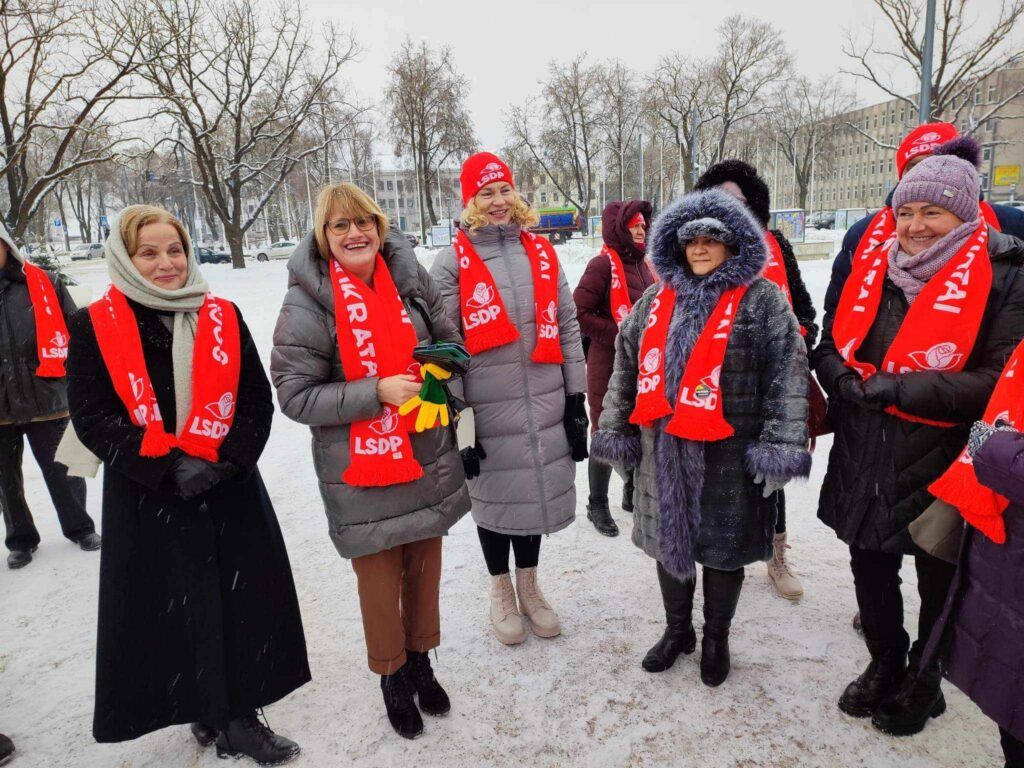 Roma Janušonienė su moterų draugija lauke žiemą