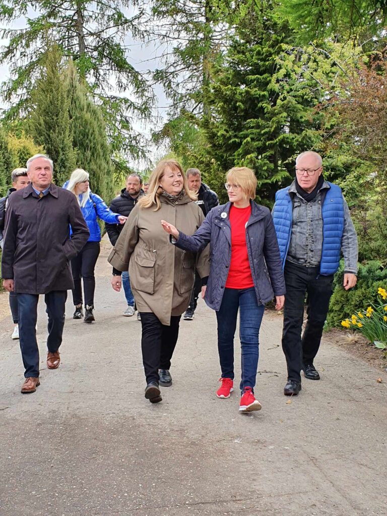Roma Janušonienė ir Vilija Blinkevičiūtė su komanda