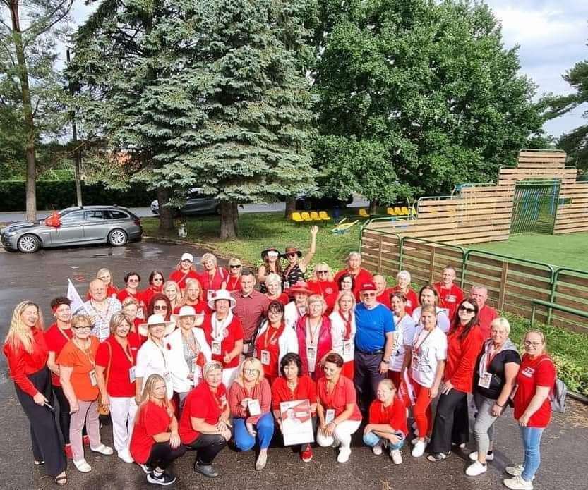 Roma Janušonienė su partijos nariais pozuoja bendrai nuotraukai