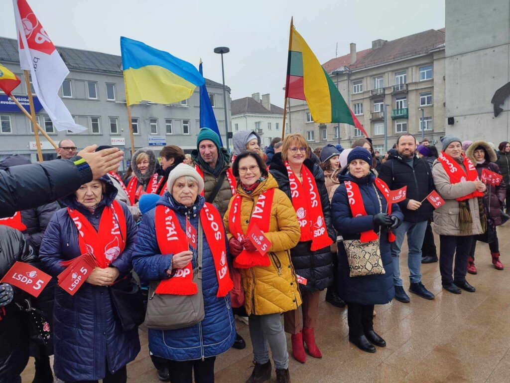 Roma Janušonienė su partijos nariais šventėje Prisikėlimo aikštėje