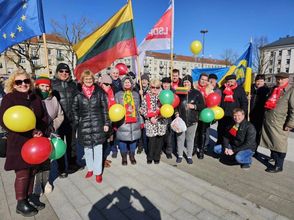 Roma Janušonienė su partijos nariais šventėje Prisikėlimo aikštėje Šiauliuose