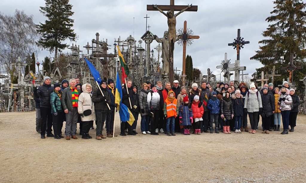 Roma Janušonienė su partijos nariais Kryžių kalne