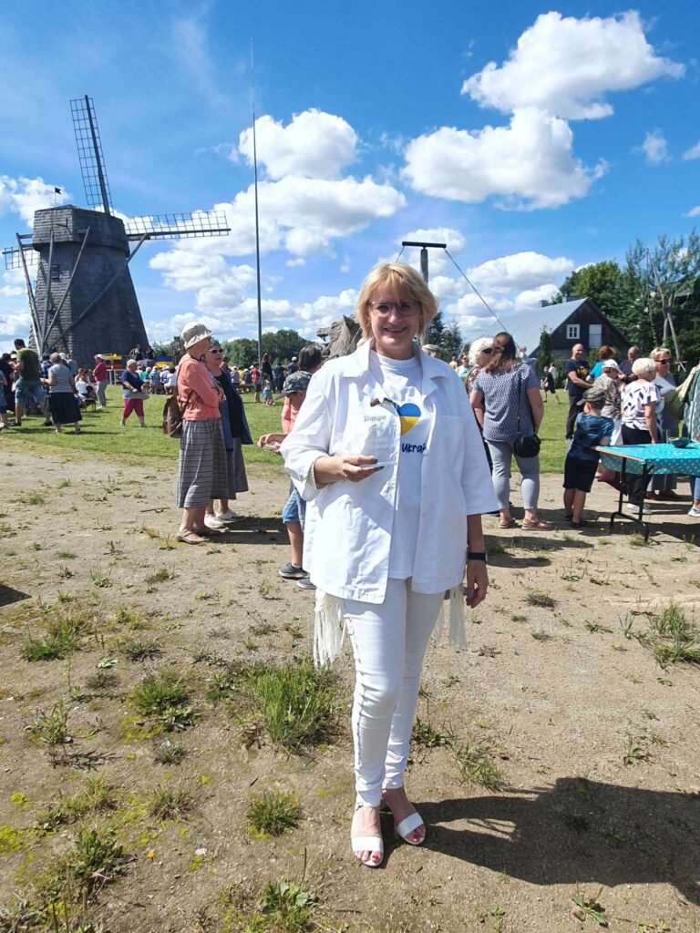 Roma Janušonienė prie Žaliūkių malūno