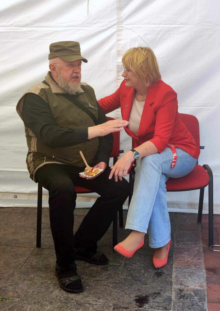 Roma Janušonienė kalbasi su Viliumi Puronu